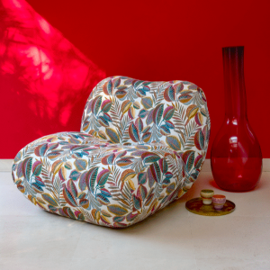 photo d'un fauteuil fait avec le tissu jacquard Cacao, motif feuilles multicolores